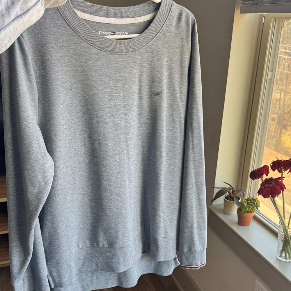 Tommy Hilfiger Men's Light Gray Crewneck Sweater